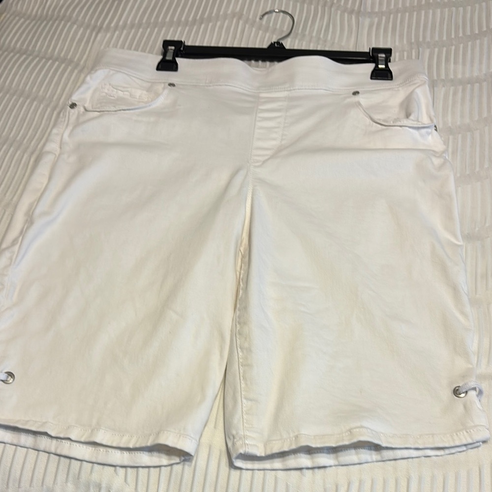 Gloria Vanderbilt White Bermuda Shorts with Pull-On Waistband